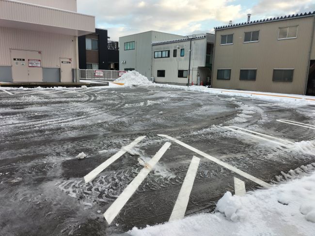ドラックストアでの駐車場の除雪