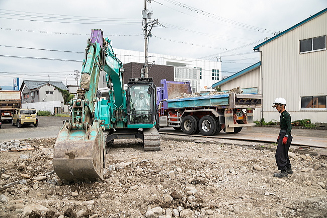福井県大野市内二階建て木造住宅解体工事中　作業員と連携しながら