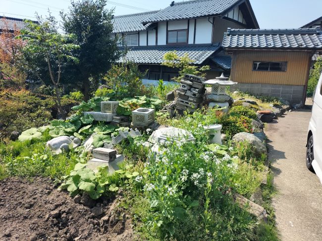 庭に散乱する庭石撤去